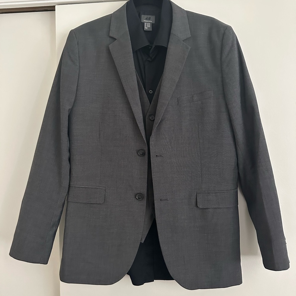 H&M Gray 3 piece suit Modern Fit